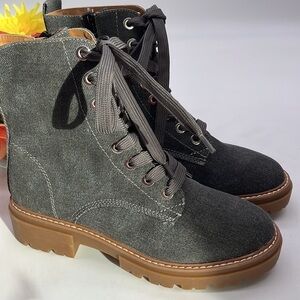 Sun + stone NWOT Tiiaa Gray Connor Boots Lug Sole Sz 9. WRB1884B